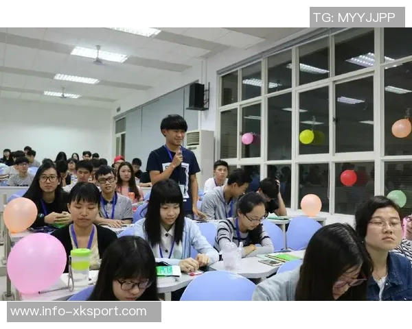 大球后退失足鞋子滑落意外摔倒引发全场哄笑的囧事